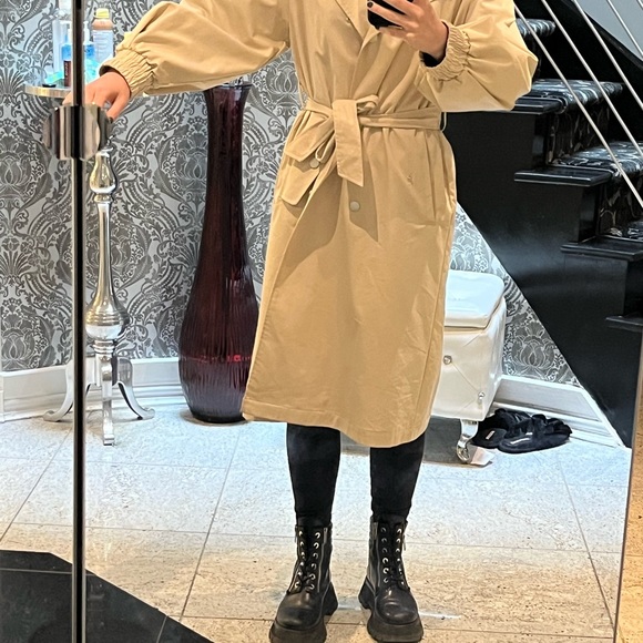 Zara trench coat. Balloon sleeves. Oversized. Size small. Fall fashion - Picture 4 of 5
